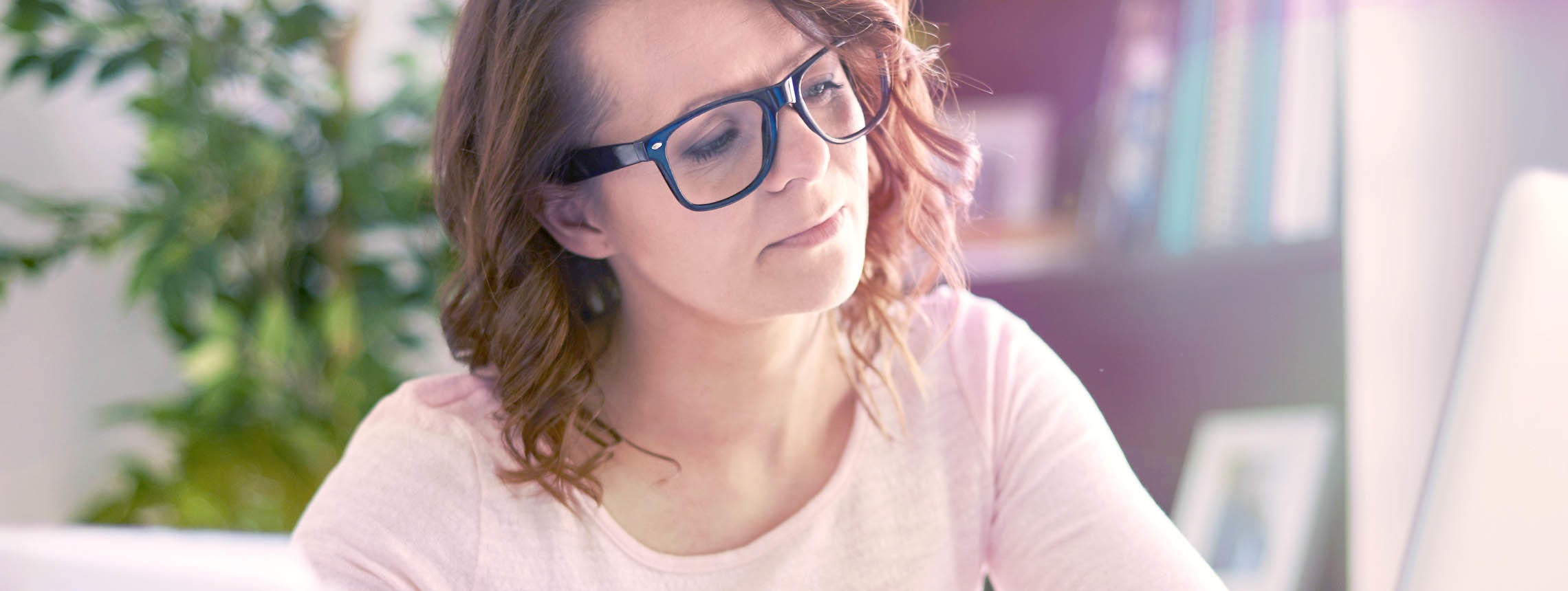 MS und ich: Ein Frau recherchiert mit ihrem Notebook im Internet zu Multiple Sklerose