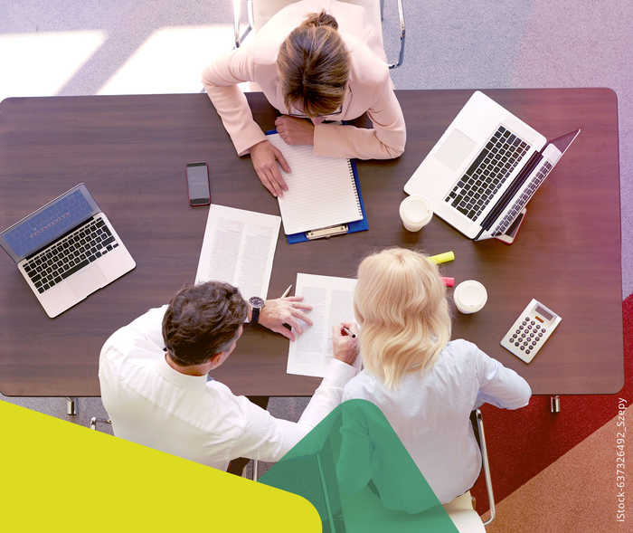 MS und ich: Das Foto von oben zeigt zwei Frauen und einen Mann an einem Konferrenztisch arbeiten MS und ich: Das Foto von oben zeigt zwei Frauen und einen Mann an einem Konferrenztisch arbeiten