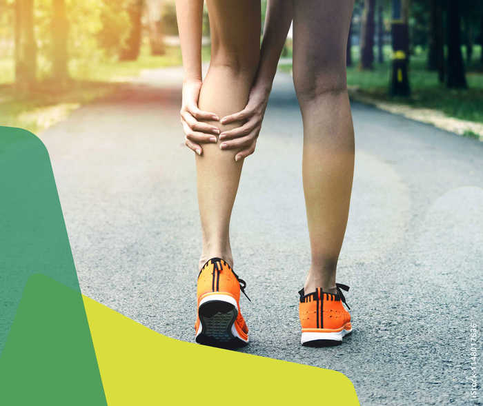 Multiple Sklerose: Eine Joggerin hält sich die linke Wade Multiple Sklerose: Eine Joggerin hält sich die linke Wade
