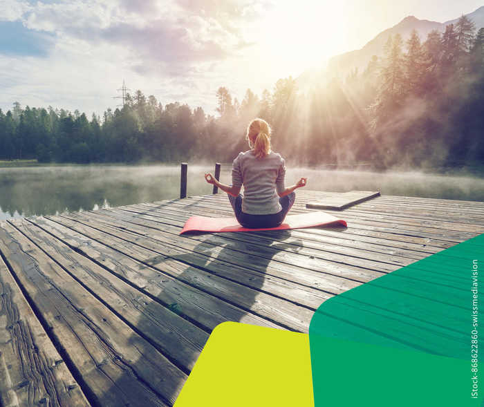 MS & ich: Eine blonde Frau bei Yoga-Übungen auf einem Steg am See MS & ich: Eine blonde Frau bei Yoga-Übungen auf einem Steg am See