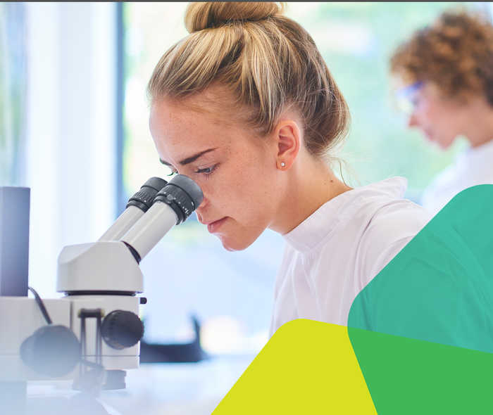 Fortschritt in der MS-Forschung: sNFL als zusätzlicher Biomarker für die Beobachtung des MS-Verlaufs Eine junge Frau im Labor blickt konzentriert durch ein Mikroskop.